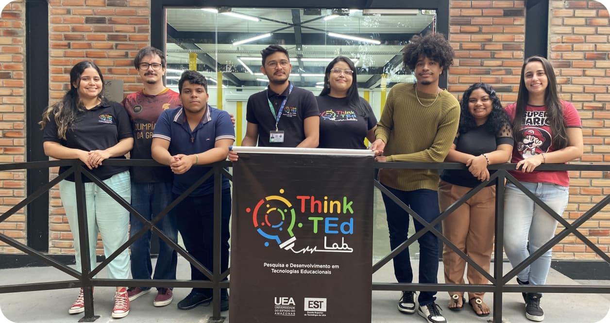 Integrantes do ThinkTEd Lab reunidos no laboratório